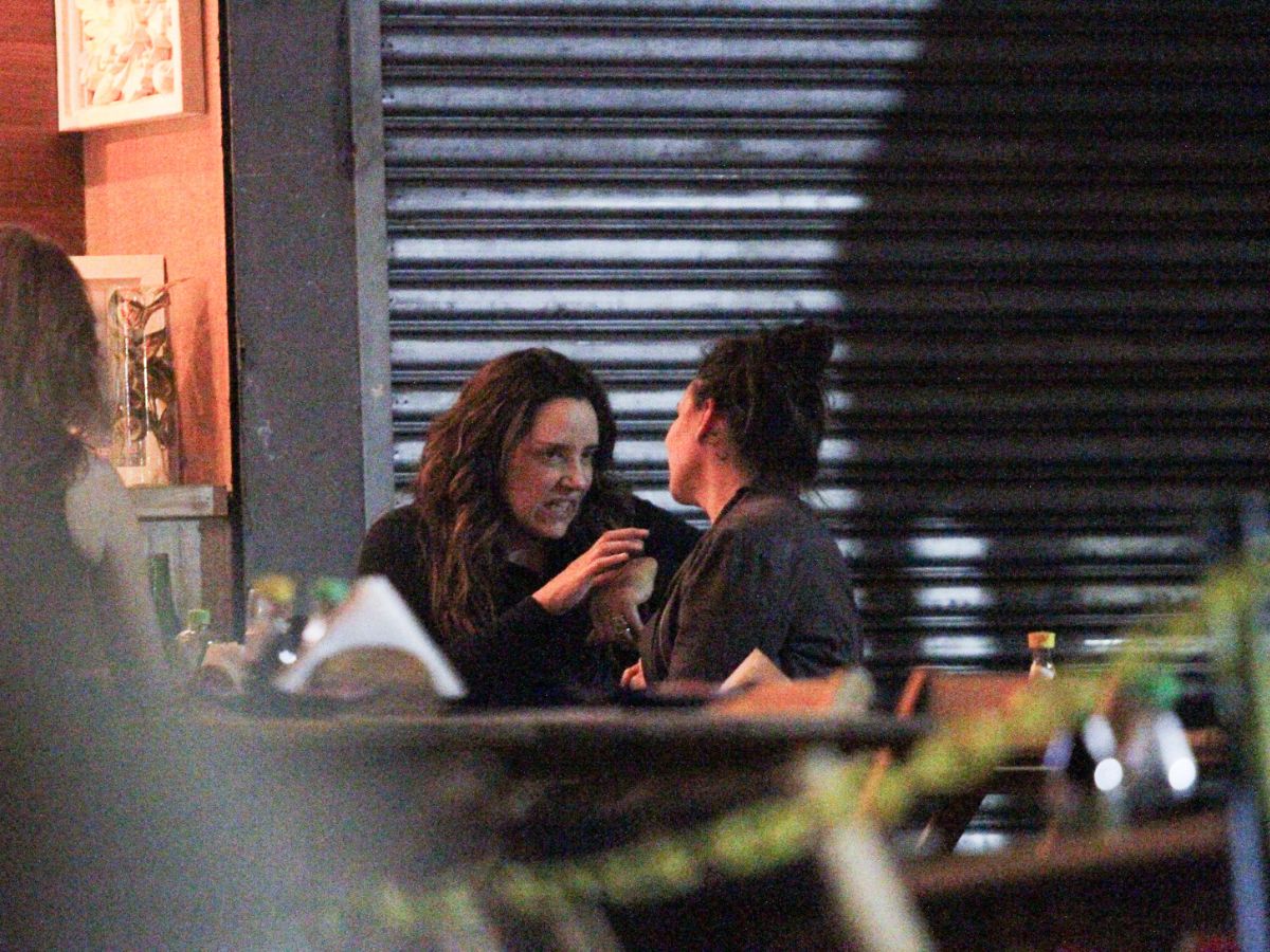 Ana Carolina e Ramona Bakker conversando em restaurante no Rio de Janeiro