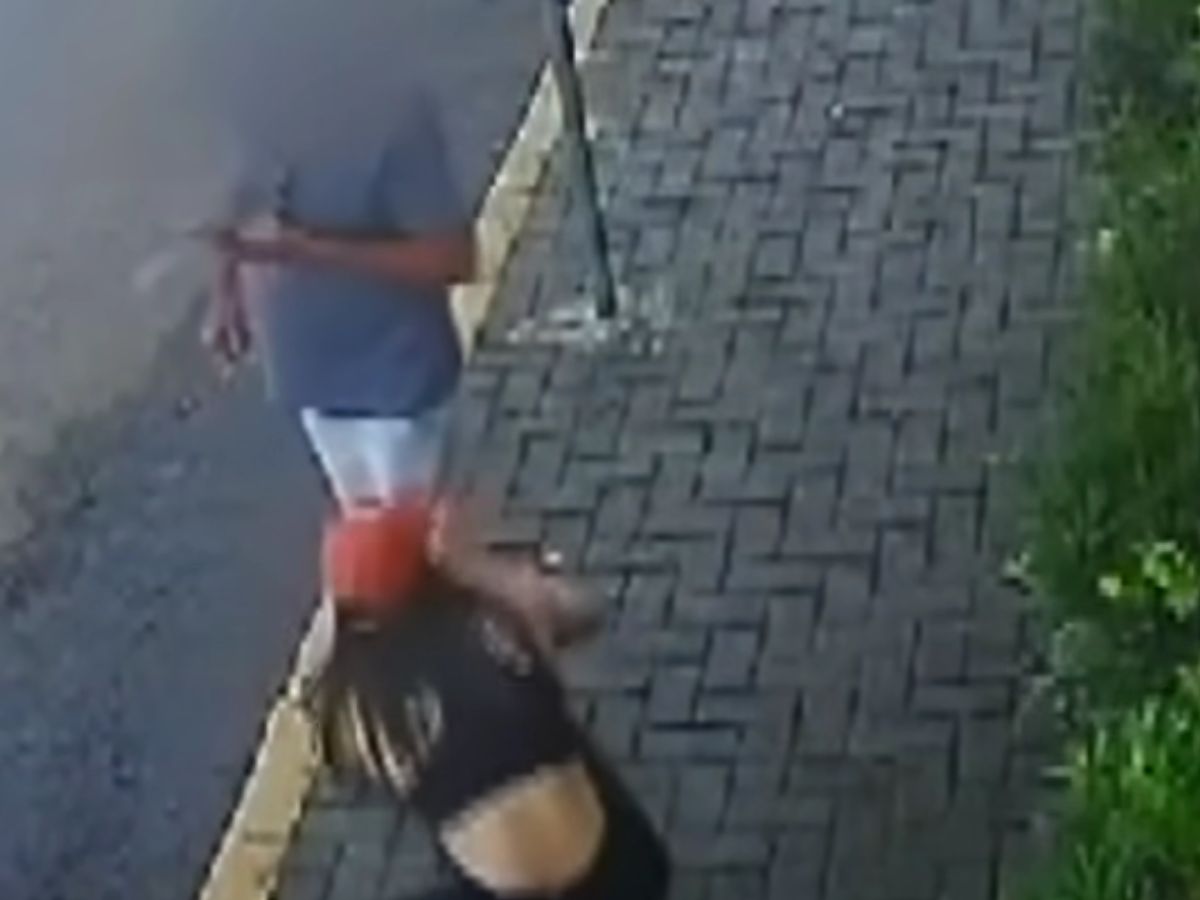 Jovem pedindo ajuda na rua após mulher jogar ácido em seu rosto (Reprodução)
