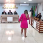 Em Alagoas, mulher grávida invade sessão de vereadores para cobrar paternidade e acusa abandono