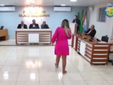Em Alagoas, mulher grávida invade sessão de vereadores para cobrar paternidade e acusa abandono