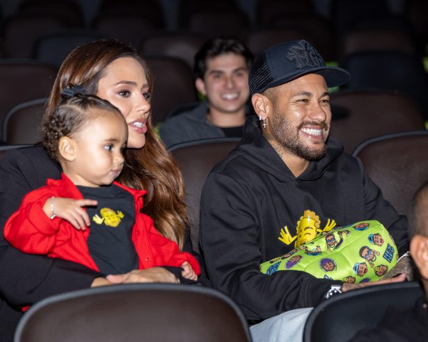 Neymar Jr. realiza premiere para lançamento de animação “Ney Ney” com familiares e amigos