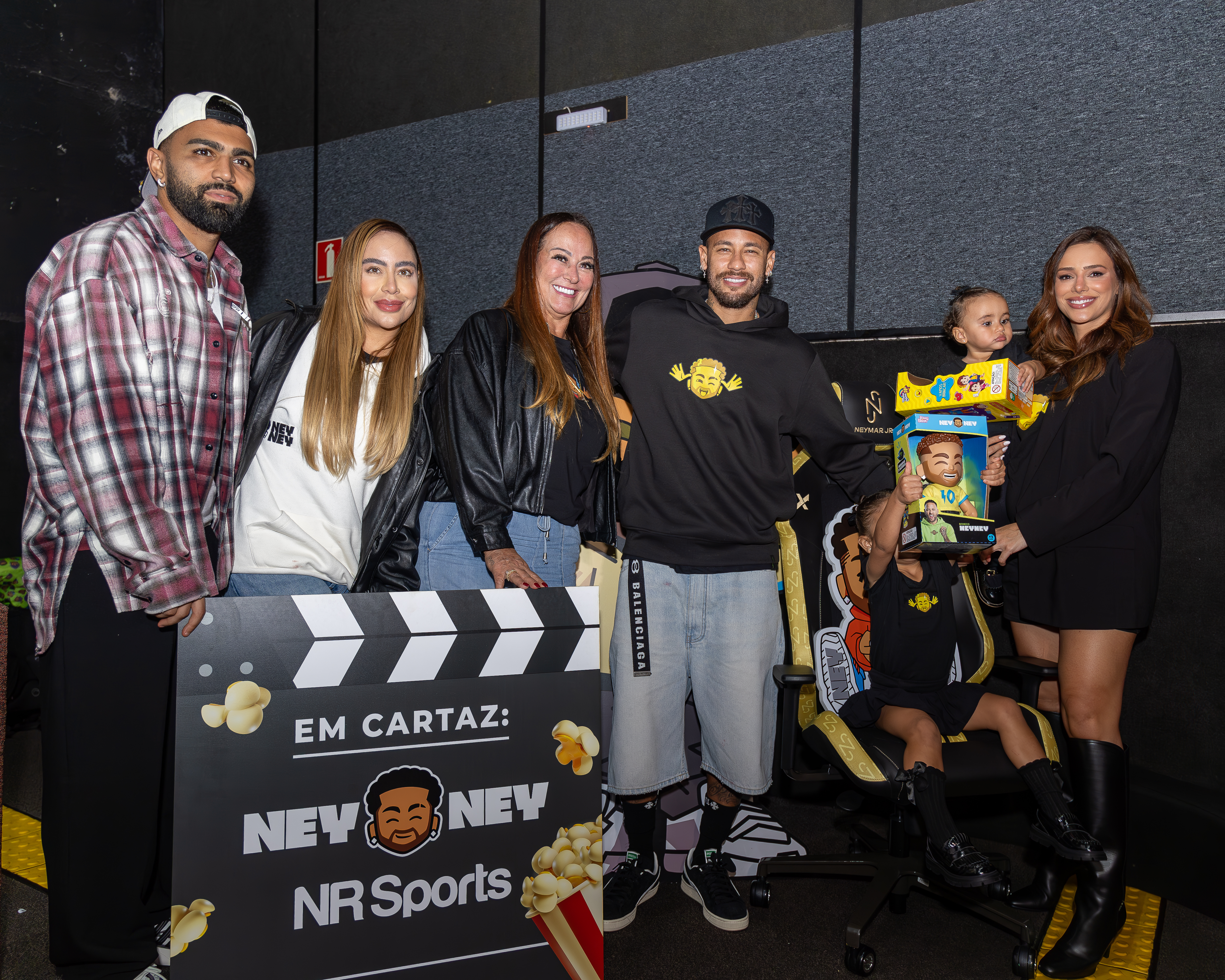 Neymar convidou amigos e família para premiere da animação "Ney Ney" / Fotos: Divulgação NR Sports