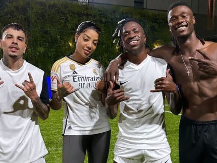 Ludmilla joga bola com Vini Jr, volante do Real Madrid e cantor latino após leilão