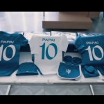 Time de Neymar presenteia o craque com uniformes para os três filhos