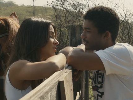 Sandra (Giullia Buscacio) e João Pedro (Juan Paiva) em Renascer (Imagem: Reprodução / Globo)