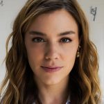 Alice Wegmann assume dificuldade em conciliar carreira de atriz com internet