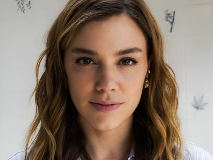 Alice Wegmann assume dificuldade em conciliar carreira de atriz com internet