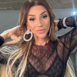 Maya se irrita e dá bronca em seguidor que perguntou sobre cirurgia íntima