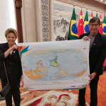 Em evento na China, Dilma exibe mapa invertido com Brasil em destaque