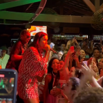 Ivete Sangalo canta de surpresa em bar na Bahia e surpreende público