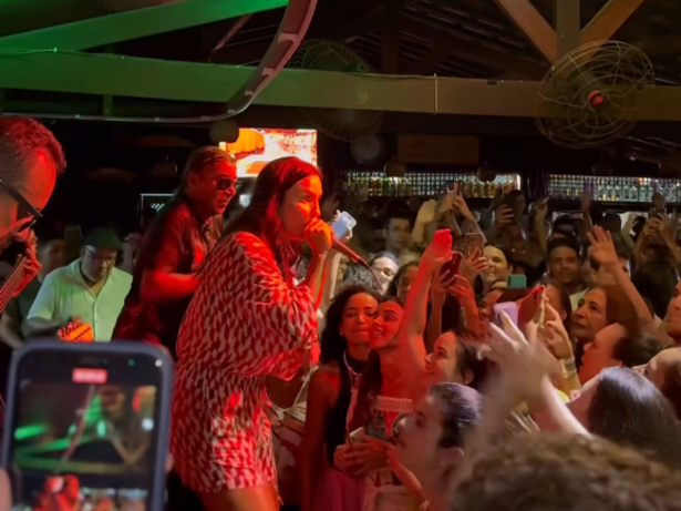 Ivete Sangalo canta de surpresa em bar na Bahia e surpreende público