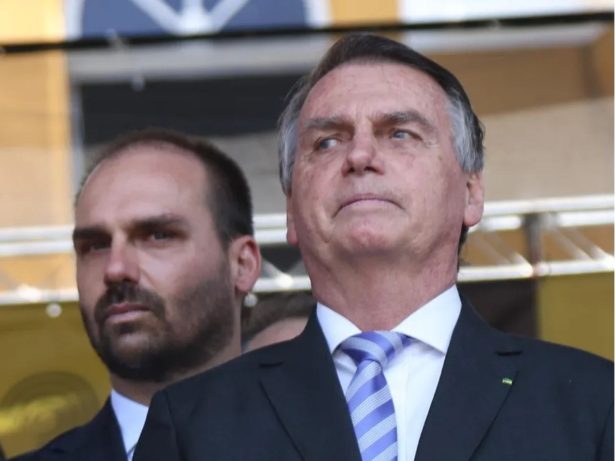 Bolsonaro e Eduardo podem ser responsabilizados por contrato milionário nos EUA