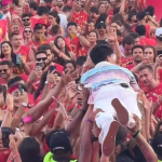 Nova sensação do forró, Leo Foguete se joga no meio dos foliões no Carnaval de SP