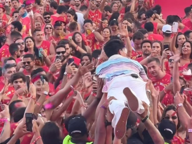 Nova sensação do forró, Leo Foguete se joga no meio dos foliões no Carnaval de SP