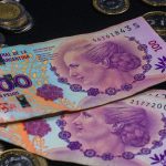 Mercado financeiro na Argentina reage à vitória do governo de Milei e cresce 10% em relação ao dólar
