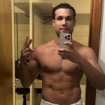 Sem limites! Israel Novaes causa alvoroço na web ao postar foto só de toalha