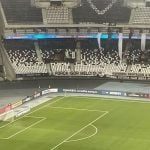 Torcida do Botafogo estende faixa em apoio ao universitário baleado por PM