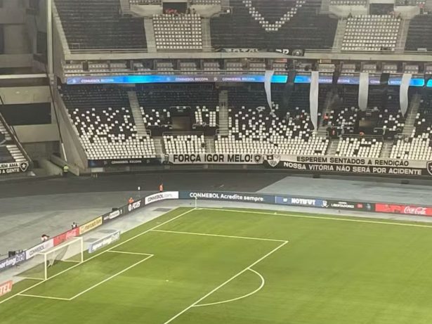 Torcida do Botafogo estende faixa em apoio ao universitário baleado por PM