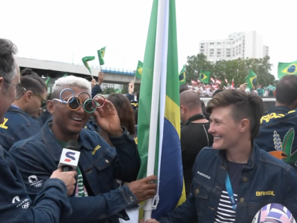 Isaquas Queiroz, da canoagem, e Raquel Kochhann, do hóquei, foram os porta-bandeiras do Brasil na cerimônia de abertura (Reprodução)