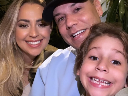 Tiago Barnabé, a Narcisa do programa Eliana, posa com a família (Reprodução/Instagram)