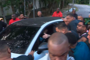 Torcida do Flamengo cercou torcedores na porta do Ninho do Urubu. Foto: Reprodução