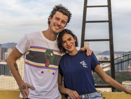 Shawn Mendes comenta namoro com Bruna Marquezine: “Abriu meu coração para moda”