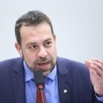 Boulos aciona PF para exonerar Eduardo Bolsonaro por “traição ao país”