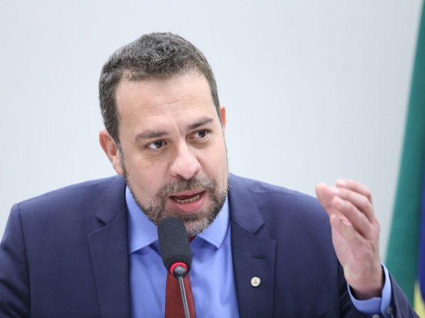 Boulos aciona PF para exonerar Eduardo Bolsonaro por “traição ao país”