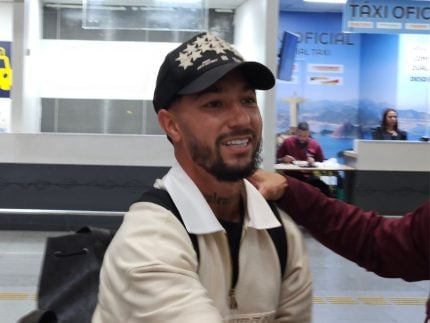 Luciano Acosta chega ao Rio de Janeiro para assinar com Fluminense