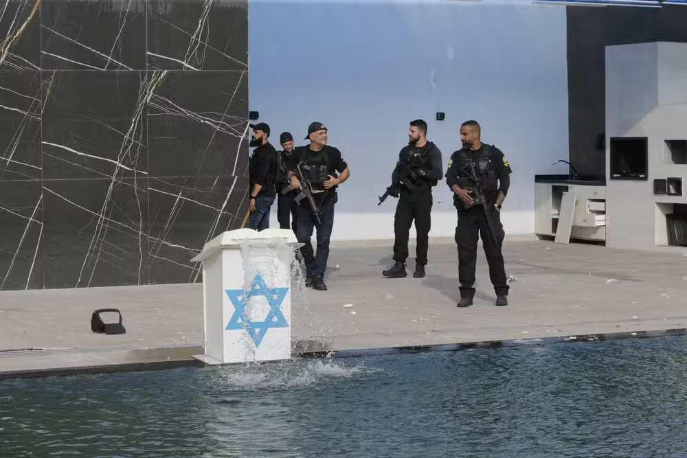 Policiais invadiram mansão do traficante Peixão no Rio / Foto: Domingos Peixoto Agência O Globo