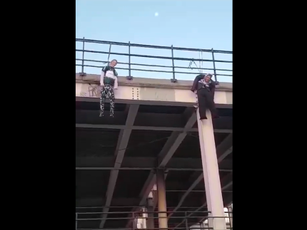 Bonecos enforcados de Leila Pereira e John Textor foram pendurados nas imediações do estádio Nilton Santos, antes de jogo entre Botafogo e Palmeiras (Reprodução)