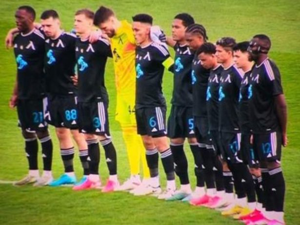 Time da primeira divisão da Bulgária faz minuto de silêncio para jogador vivo