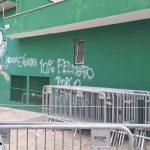 Sede do Palmeiras tem muro pichado após derrota para o rival