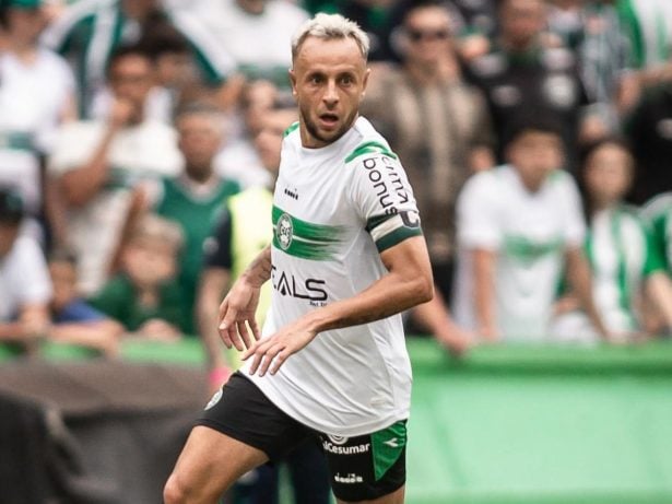 Coritiba rescinde com Rafinha após ele participar de jogo na Alemanha sem autorização