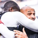 Jogador do Panamá corre para abraçar Thierry Henry após gol nos acréscimos