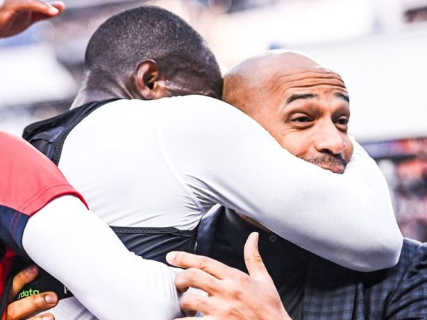 Jogador do Panamá corre para abraçar Thierry Henry após gol nos acréscimos