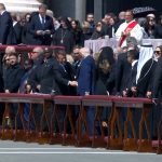 Trump e Macron se cumprimentam durante Paz de Cristo, e Zelensky fica de lado
