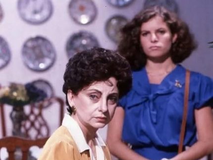 Vale Tudo: Debora Bloch pede bênção a Beatriz Segall antes de estreia como Odete Roitman