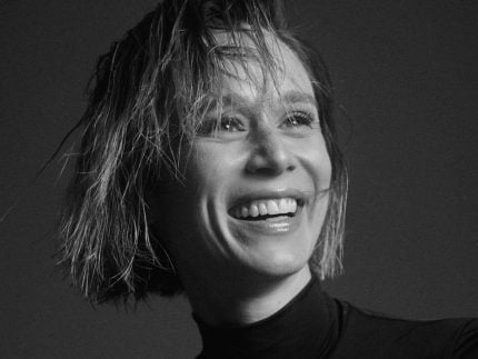 Com leveza e charme, Mariana Ximenes celebra 44 anos com ensaio fotográfico