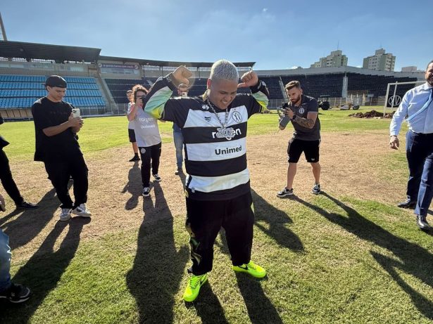 Mc Ryan paga R$948 mil após causar danos em estádio com “cavalo de pau”