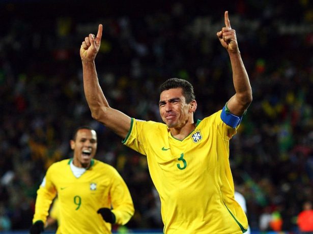 Ex-zagueiro da Seleção, Lúcio sofre acidente doméstico e é internado