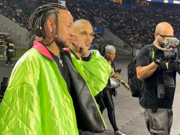 Neymar Jr renova o visual com tranças e rouba a cena na final da Kings League Brasil