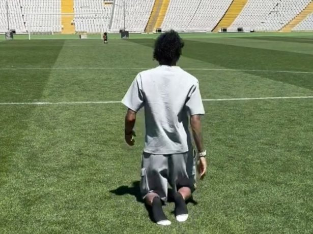 Raphinha percorre campo de joelhos para agradecer temporada no Barcelona