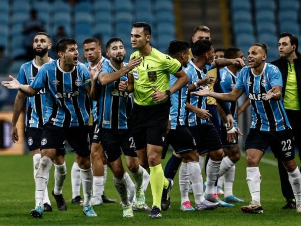 Copa do Brasil: CBF divulga áudio do VAR após polemica na partida entre Grêmio e CSA