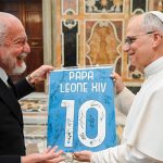 Campeão italiano, Napoli entrega camisa 10 ao Papa Leão XIV em visita ao Vaticano