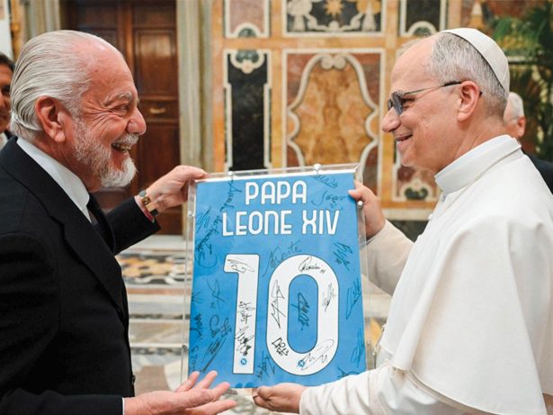 Campeão italiano, Napoli entrega camisa 10 ao Papa Leão XIV em visita ao Vaticano