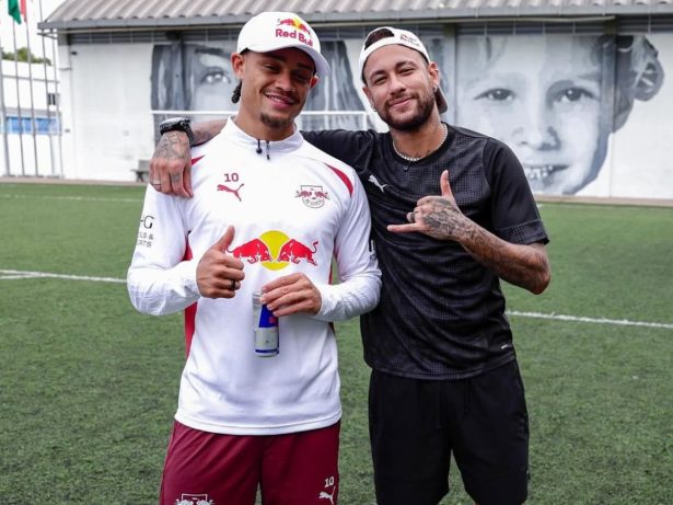 Neymar recebe visita de craque holandês antes de jogo entre RB Leipzig e Santos
