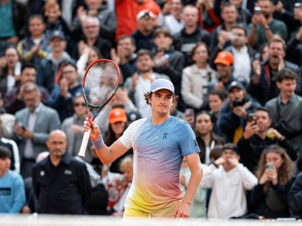 João Fonseca vence mais uma em Roland Garros e vai às lágrimas. Veja!