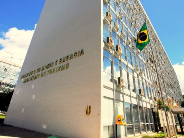 Após acidente com 8 mortos, governo promete avançar na regulamentação do balonismo