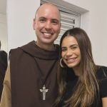 Lexa se emociona em oração com Frei Gilson e relembra perda da filha